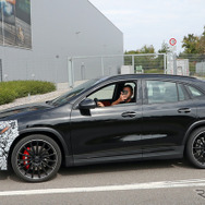 メルセデスAMG GLA35 改良新型プロトタイプ（スクープ写真）