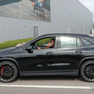メルセデスAMG GLA35 改良新型プロトタイプ（スクープ写真）