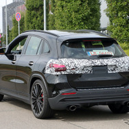 メルセデスAMG GLA35 改良新型プロトタイプ（スクープ写真）