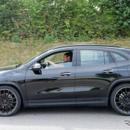メルセデスAMG GLA35 改良新型プロトタイプ（スクープ写真）