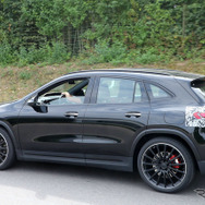 メルセデスAMG GLA35 改良新型プロトタイプ（スクープ写真）