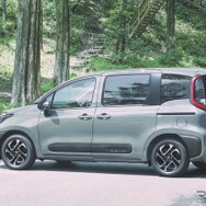 トヨタ・シエンタZ（ハイブリッド・2WD・7人乗り、アーバンカーキ、オプション装着車）