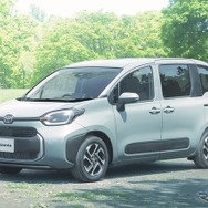 トヨタ・シエンタZ（ハイブリッド・2WD・7人乗り、アーバンカーキ、オプション装着車）