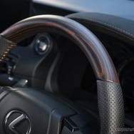 特別仕様車専用アッシュ（オープンフィニッシュ／ベンガラ）＋“F SPORT Performance”、“F SPORT”専用ディンプル本革ステアリング（パドルシフト付）
