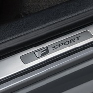 専用スカッフプレート（フロント ： ステンレス［“F SPORT”ロゴ］）