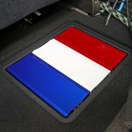 リアシートの足もとフロアに埋め込まれたビーウィズのP-100トリコロール。左右のフロアに3台ずつのモノラルアンプを設置する。