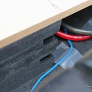ラゲッジのフロア下を見るとエンクロージャーが見える。板材を何層にも積層して作ったエンクロージャー構造が見える。