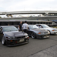 会場前に並んだ日本車のチューニングカー