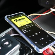 スマホはディスプレイオーディオと接続して利用するスタイル。使い勝手も良く曲再生の選択肢も拡がる手軽なシステムだ。