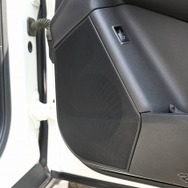 テーゼスのミッドバスである「TH6.5 Sax」はドアの純正位置にインナー取り付けされている。普段使いを考慮したシンプル設置だ。
