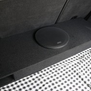 ラゲッジのサイズにピッタリ収まっているオーディソンのサブウーファーボックスであるAPBX G7。