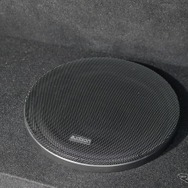 サブウーファーユニットには10インチサイズを設定している。余裕のある低音再生で帯域バランスを整えている。