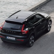 ボルボ XC40 アルティメット B4 AWD ダークエディション