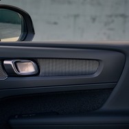 ボルボ XC40 アルティメット B4 AWD ダークエディション（カッティングエッジ アルミニウムパネル）