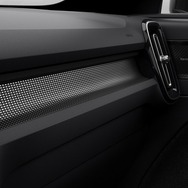 ボルボ XC40 アルティメット B4 AWD ダークエディション（カッティングエッジ アルミニウムパネル）