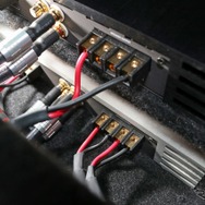 アンプラックを設けて、2台の大型パワーアンプを積み重ねてインストールする工夫も込められている。