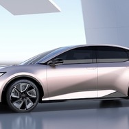 トヨタが2021年、BEV戦略を発表する中で公開された『bZセダン』コンセプト