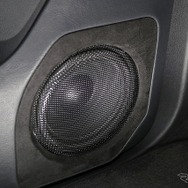 ミッドバスにはベンチャーオーディオのDD6.5をチョイス。弩級のミッドバスの採用で中低域のサウンドクオリティを引き上げる。