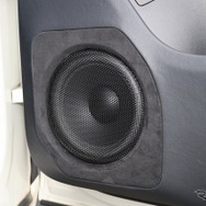 プロテクションはベンチャーオーディオの独特なメッシュグリルを使用。重厚なユニットとの相性も良く質実剛健な印象。