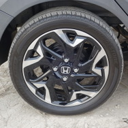 165/55R15サイズのブリヂストン「エコピア EP150」を履く。扁平タイヤ装備の軽自動車は乗り心地がガチガチになりやすいがN-WGNは滑らかだった。