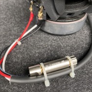 スピーカマイナス端子にve-02pMを直近接続