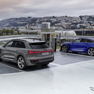 アウディ Q8 e-tron（左）とSQ8 e-tron スポーツバック（右）