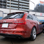 泡が乾かないように手早く洗車を行う土屋さん。その手さばきはかなり手慣れている