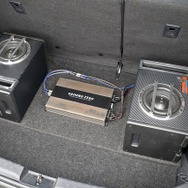 お気に入りとなったヴァイブオーディオのメーカー製ウーファーボックスをパネルに固定する独自の設置方法を実施した。