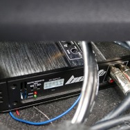 同じくシート下にインストールされているレインボーのパワーアンプBeat4。こちらはミッドバスのドライブを担当する。