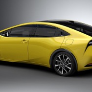 トヨタ プリウス 2.0L PHEV プロトタイプ（マスタード）