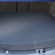 フラットに組まれたラゲッジはボードをセットすればこのように通常の荷室にアレンジ可能。普段使いもまったく問題なし。