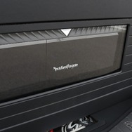 サブウーファーをドライブするパワーアンプにはロックフォードのT2500.1bdcpをチョイス。大型アンプでパワフルサウンドを再現。