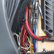 ボックスのパネルを開けると内部にはロックフォードのT400-4がインストールされている。ツイーターをドライブしている。