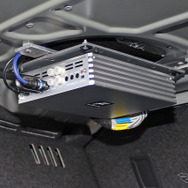 「パワーアンプ内蔵DSP」のインストール例（ミューディメンション・デモカー）。