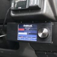 ダイレクターはダッシュ下部に取り付けられる。操作性や視認性を考えたインストールで実用面でもメリットありだ。