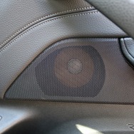 ドアの純正位置に取り付けられているのがフォーカルのBMW専用スピーカーであるBMF30KJT3のミッドバス。