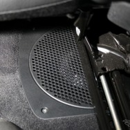 シート下の純正ウーファーユニットが設置されているスペースにはフォーカルのISUB BMW4をビルトイン取り付けする。