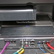 サブウーファー用に用意されているパワーアンプはT500×1bd。ロックフォードのT1を強力にドライブするには十分なモデル。