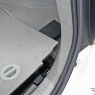 ラゲッジのフロアパネルにはこのようにスペーサーを設置して通気を良くする工夫を施している。