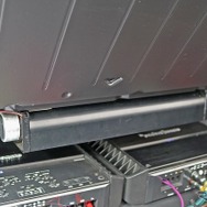 パワーアンプの上を見ると冷却用ファンを設置しているの見える。パワーアンプ周辺の熱気を車外に追い出す役目を持つ。