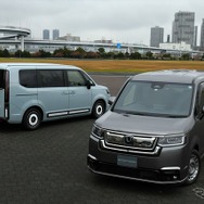 ホンダ ステップワゴン 純正アクセサリー装着車（右：SPADA、左：AIR）