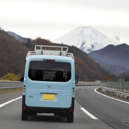 目的地に近づくと雪をまとった富士山が見えてきた