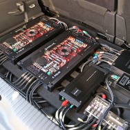 スペース効率を考慮したレイアウトで、使用しているユニットもC3のラゲッジルームにピタリとマッチしたサイズ。
