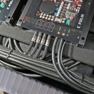 フロア底にはヘリックスのコンプリートウーファーボックスであるK10E.2を設置。既製品のボックスながら鳴りっぷりも上々。