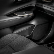 まるで純正！ 新型クロスオーバーのドアポケットを活用できる専用設計のゴミ箱・小物入れが新発売
