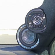 ミッドレンジはもちろんツイーターもやや大型のユートピアMなのでピラーの加工も入念。デザイン的にも映える仕上がり。