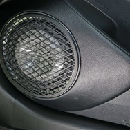 純正のグリルを使ったプロテクション処理もデザインの一部として取り入れ実用面と同時に高いレベルの仕上がりとした。