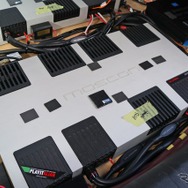 パワーアンプに選んだのはモスコニのZERO4。すべてのスピーカーを2台の4チャンネルアンプでドライブしている。