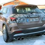 メルセデスAMG GLA 45 改良新型プロトタイプ（スクープ写真）