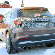 メルセデスAMG GLA 45 改良新型プロトタイプ（スクープ写真）